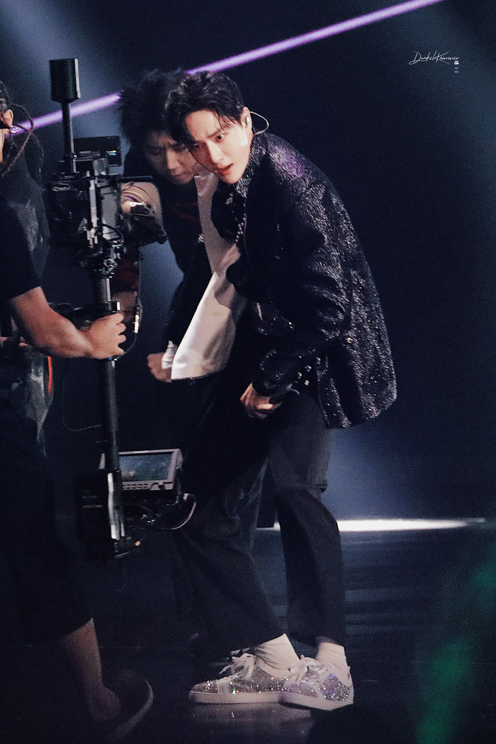 Vương Nhất Bác toát ra khí chất vương giả dù mặc set đồ nữ trong đêm hội xe hơi toàn cầu Ảnh 10