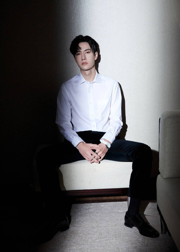 Vương Nhất Bác toát ra khí chất vương giả dù mặc set đồ nữ trong đêm hội xe hơi toàn cầu Ảnh 9