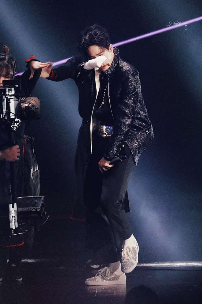 Vương Nhất Bác toát ra khí chất vương giả dù mặc set đồ nữ trong đêm hội xe hơi toàn cầu Ảnh 5