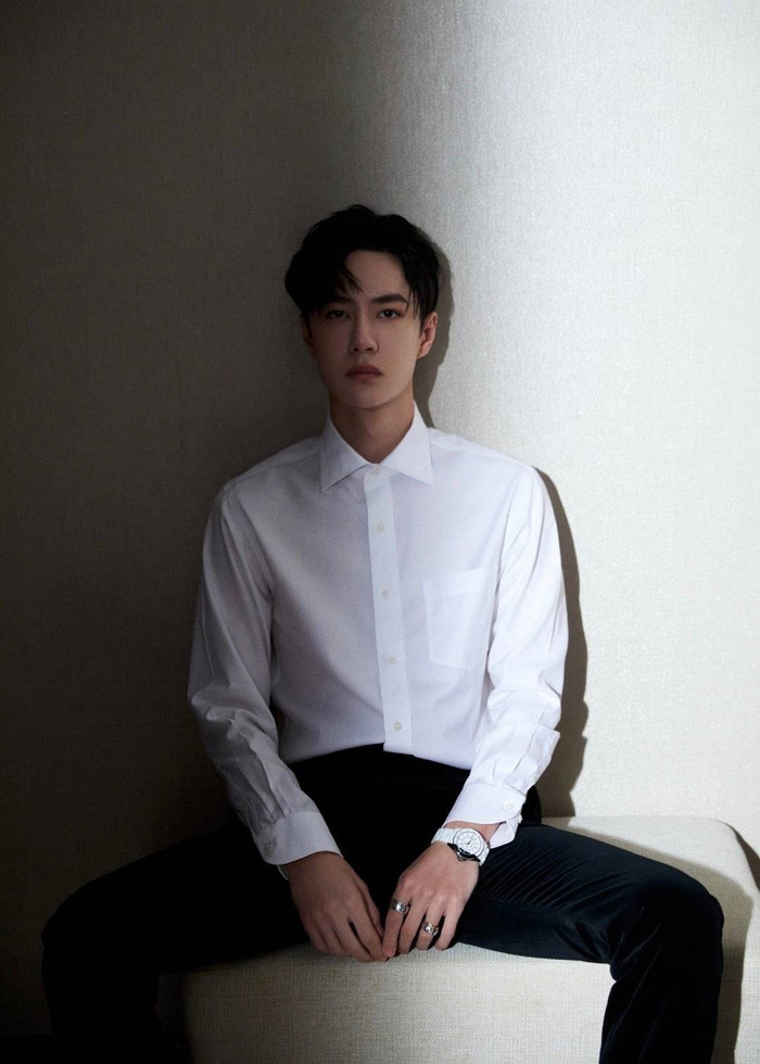 Vương Nhất Bác toát ra khí chất vương giả dù mặc set đồ nữ trong đêm hội xe hơi toàn cầu Ảnh 14