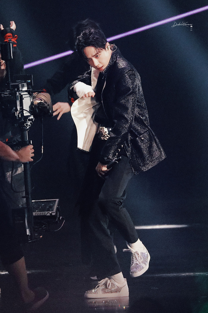 Vương Nhất Bác toát ra khí chất vương giả dù mặc set đồ nữ trong đêm hội xe hơi toàn cầu Ảnh 6