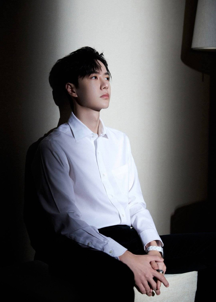 Vương Nhất Bác toát ra khí chất vương giả dù mặc set đồ nữ trong đêm hội xe hơi toàn cầu Ảnh 13