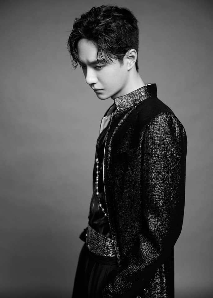 Vương Nhất Bác toát ra khí chất vương giả dù mặc set đồ nữ trong đêm hội xe hơi toàn cầu Ảnh 7