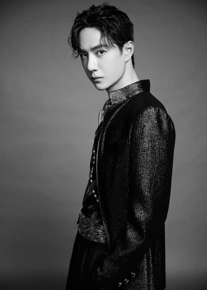 Vương Nhất Bác toát ra khí chất vương giả dù mặc set đồ nữ trong đêm hội xe hơi toàn cầu Ảnh 8