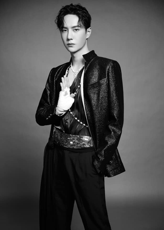 Vương Nhất Bác toát ra khí chất vương giả dù mặc set đồ nữ trong đêm hội xe hơi toàn cầu Ảnh 3