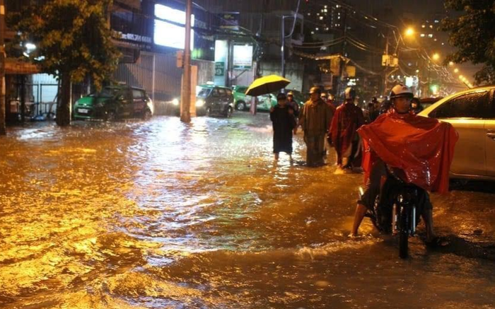 3 người trên một xe máy bị điện giật trên đường ngập nước, cô gái tử vong khi đưa đi cấp cứu Ảnh 2