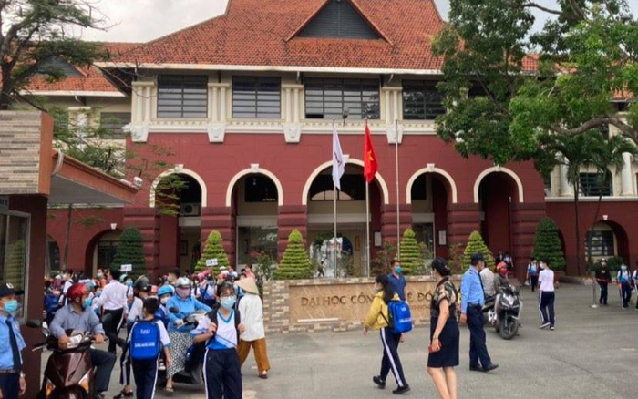 Bất chấp lệnh cấm hoạt động giáo dục phòng COVID- 19, một trường tiểu học vẫn cho hơn 800 học sinh đến lớp Ảnh 2