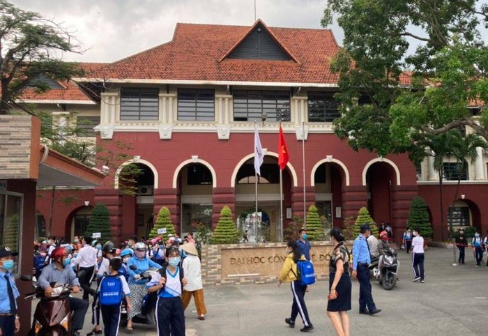 Học sinh tập trung đến Trường tiểu học - Trung học cơ sở Nguyễn Khuyến vào sáng nay. Ảnh: Vietnamnet