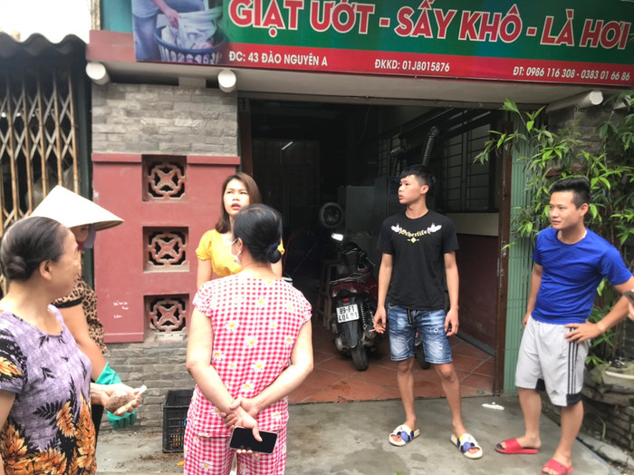 Nhiều người dân bàn tán xôn xao khi nghe tin cháu bé bị bỏ rơi.