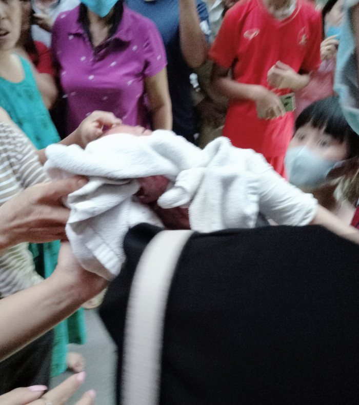 Hình ảnh cháu bé được đưa ra ngoài.