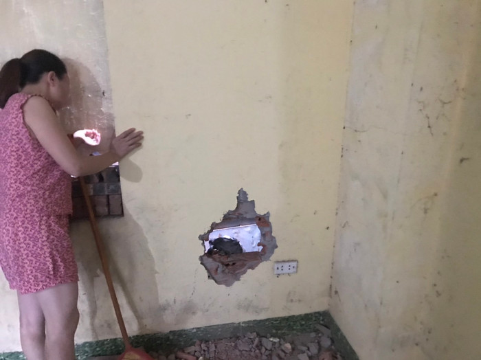 Khe tường nơi phát hiện cháu bé.