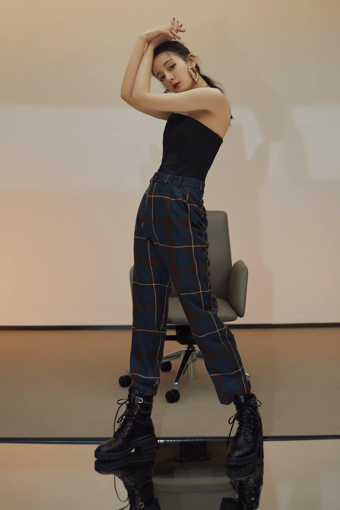 Địch Lệ Nhiệt Ba khoe trọn bờ vai và xương quai xanh quyến rũ Ảnh 4