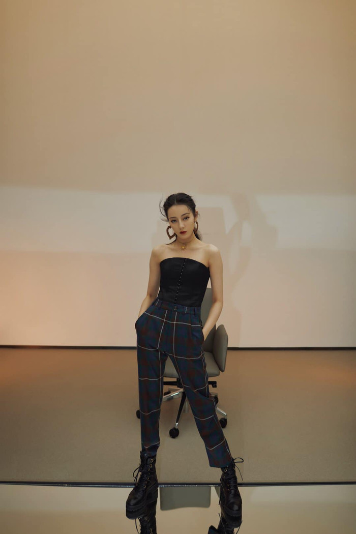 Địch Lệ Nhiệt Ba khoe trọn bờ vai và xương quai xanh quyến rũ Ảnh 5