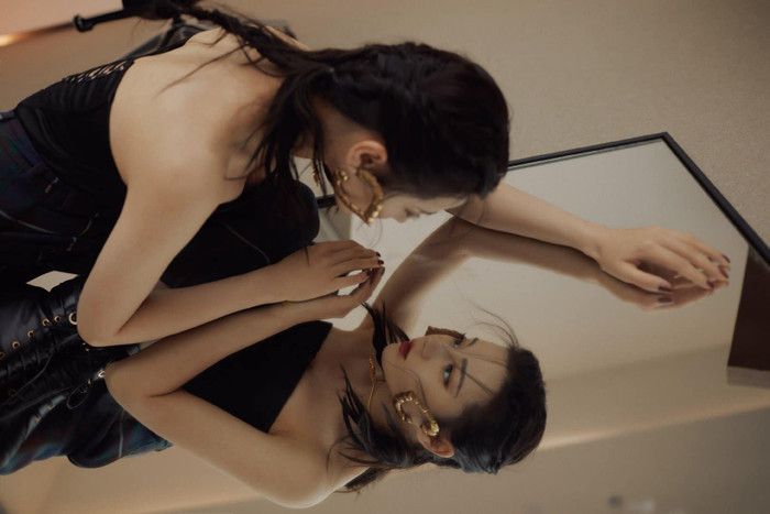 Địch Lệ Nhiệt Ba khoe trọn bờ vai và xương quai xanh quyến rũ Ảnh 8