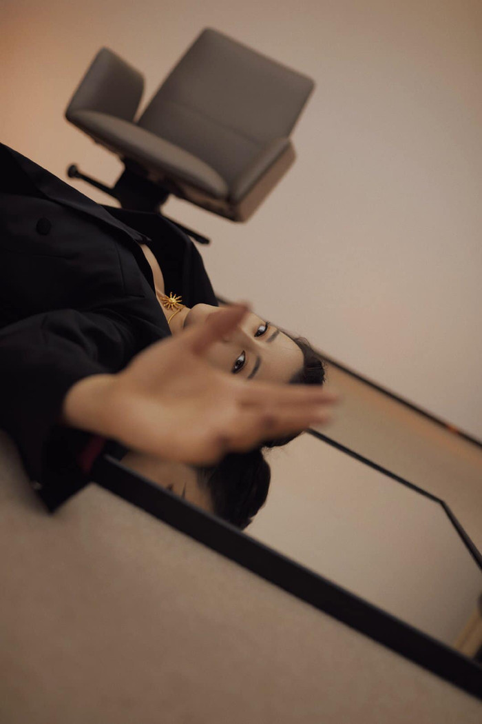 Địch Lệ Nhiệt Ba khoe trọn bờ vai và xương quai xanh quyến rũ Ảnh 10