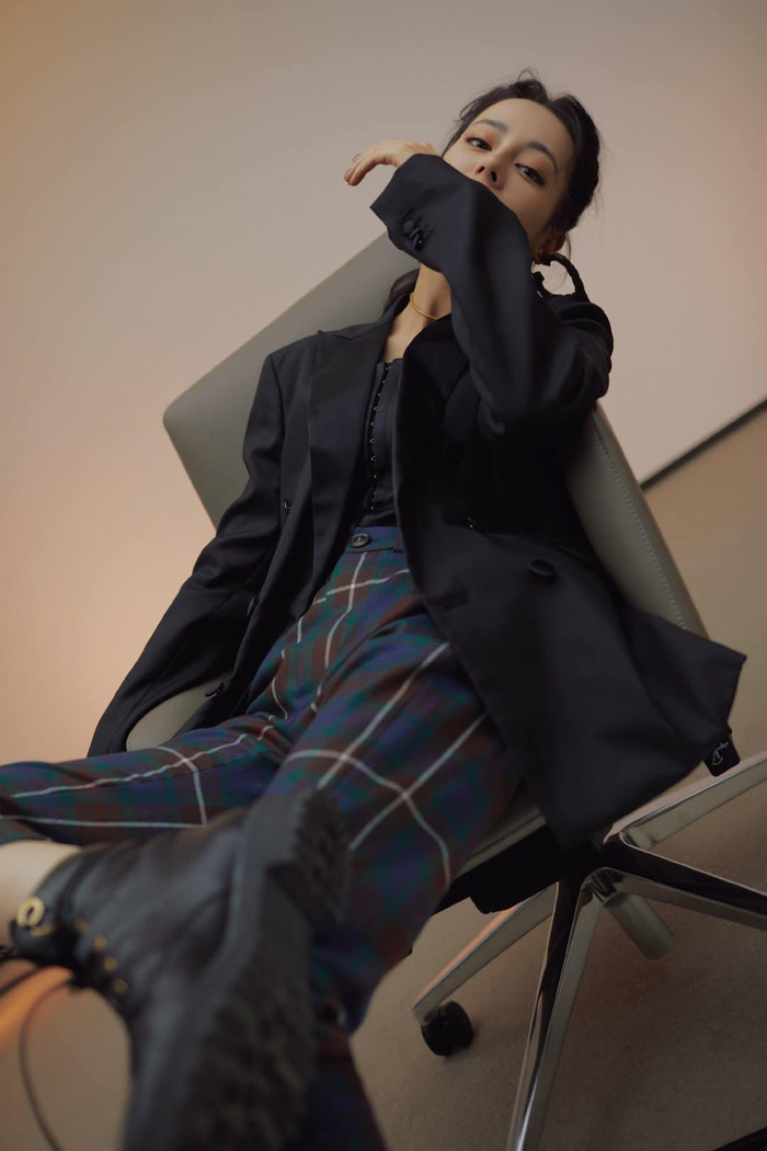 Địch Lệ Nhiệt Ba khoe trọn bờ vai và xương quai xanh quyến rũ Ảnh 11