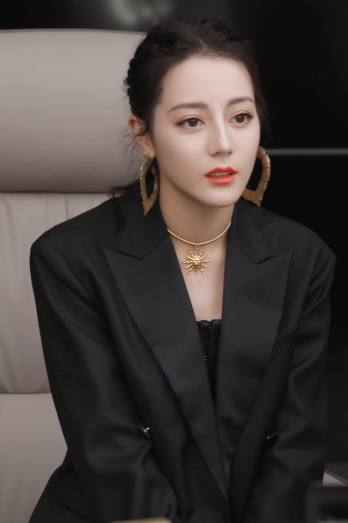 Địch Lệ Nhiệt Ba khoe trọn bờ vai và xương quai xanh quyến rũ Ảnh 14