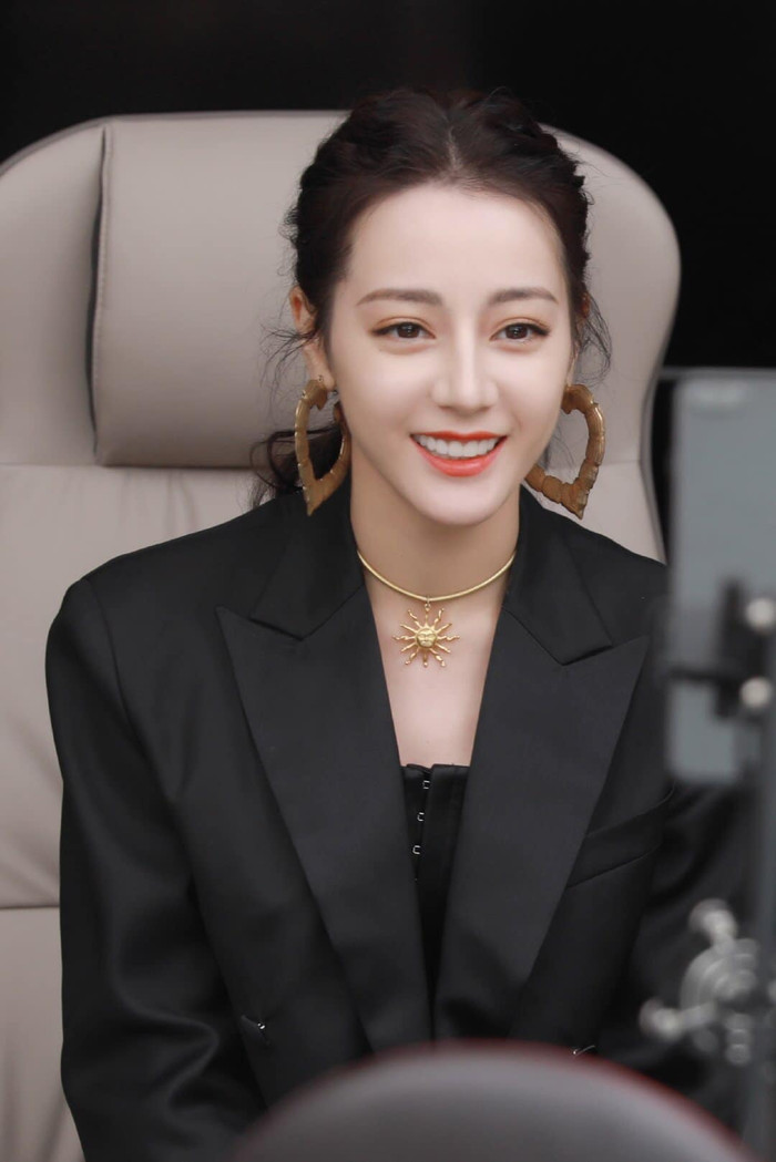 Địch Lệ Nhiệt Ba khoe trọn bờ vai và xương quai xanh quyến rũ Ảnh 13