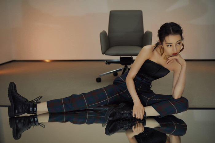 Địch Lệ Nhiệt Ba khoe trọn bờ vai và xương quai xanh quyến rũ Ảnh 3