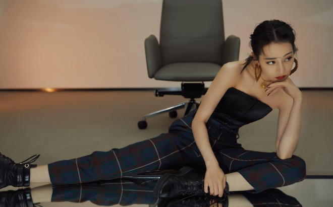 Địch Lệ Nhiệt Ba khoe trọn bờ vai và xương quai xanh quyến rũ Ảnh 2