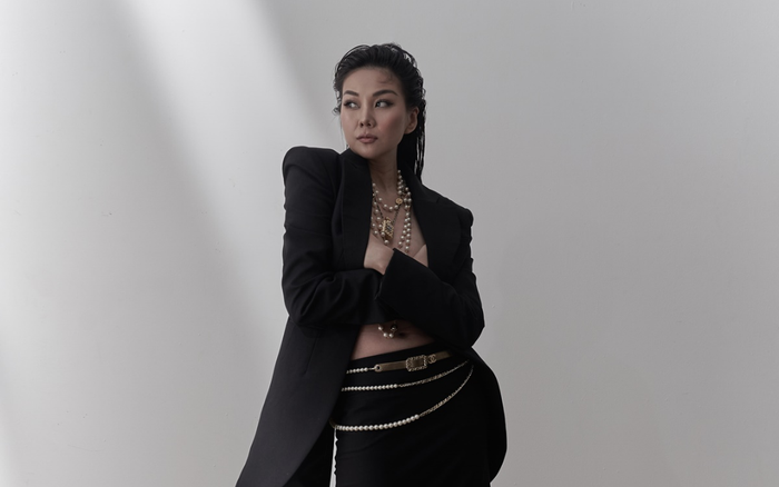 Thanh Hằng e ấp ôm ngực trần, fan thả tim không ngớt vì quá gợi cảm Ảnh 2