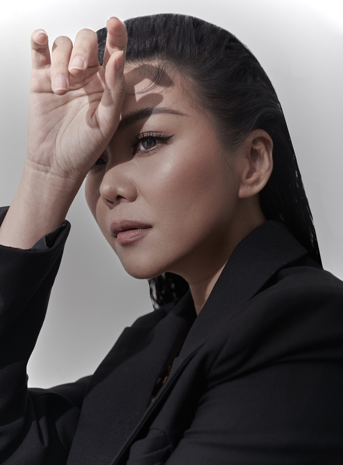 Thanh Hằng e ấp ôm ngực trần, fan thả tim không ngớt vì quá gợi cảm Ảnh 7