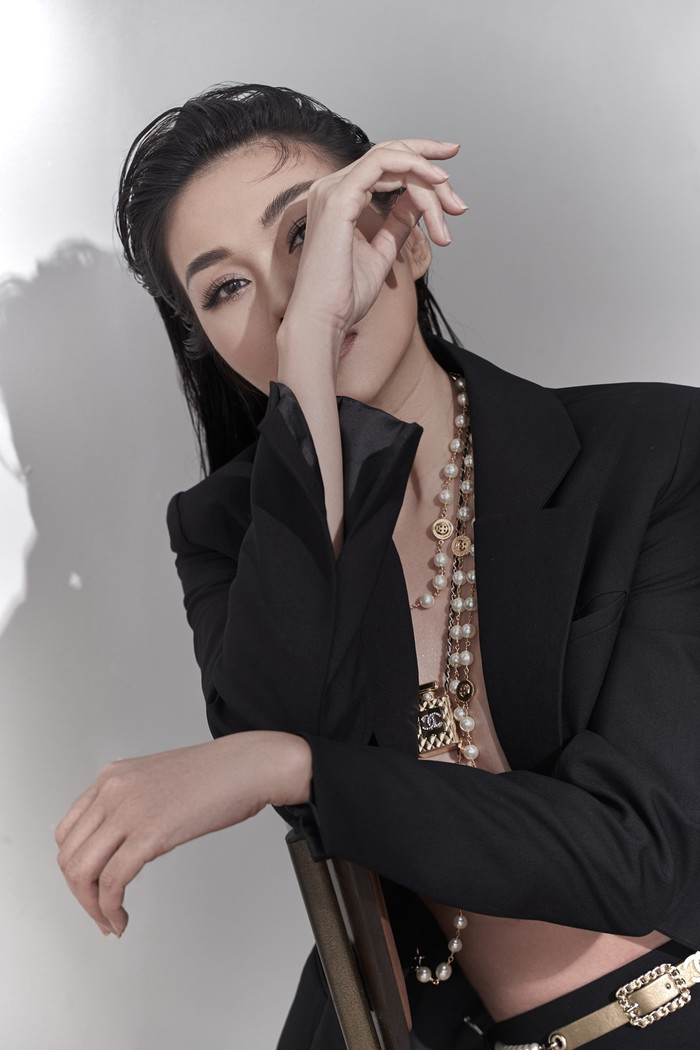 Thanh Hằng e ấp ôm ngực trần, fan thả tim không ngớt vì quá gợi cảm Ảnh 8