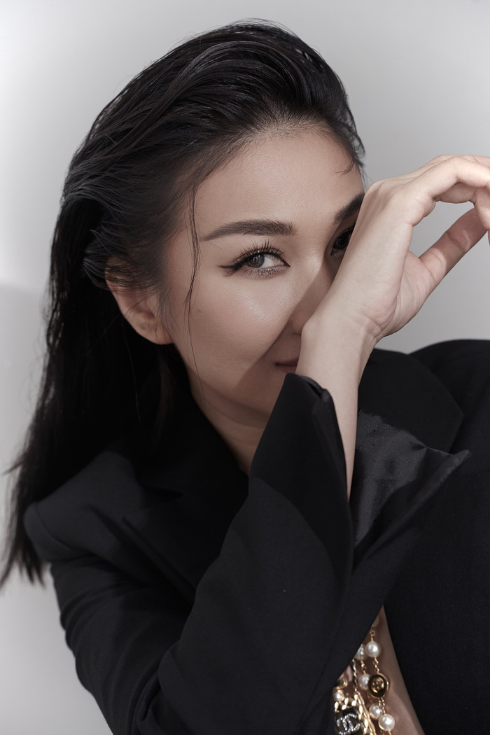 Thanh Hằng e ấp ôm ngực trần, fan thả tim không ngớt vì quá gợi cảm Ảnh 9