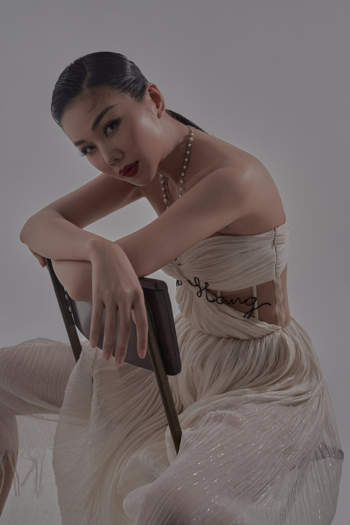 Thanh Hằng e ấp ôm ngực trần, fan thả tim không ngớt vì quá gợi cảm Ảnh 13