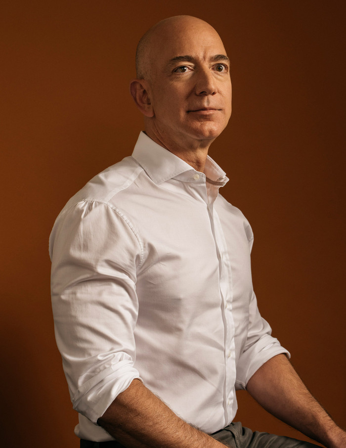 Khoảng cách về độ giàu có giữa Jeff Bezos và người giàu thứ 2 thế giới – tỷ phú Bill Gates đang rơi vào khoảng 83,8 tỷ USD. (Ảnh: Kyle Johnson / NYT / Redux)