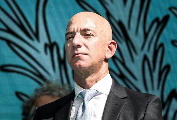 Khoảng cách khối tài sản giữa Jeff Bezos và Bill Gates gần bằng với giá trị tài sản ròng hiện tại của tỷ phú Elon Musk. (Ảnh: Elif Ozturk | Anadolu Agency | Getty Images)