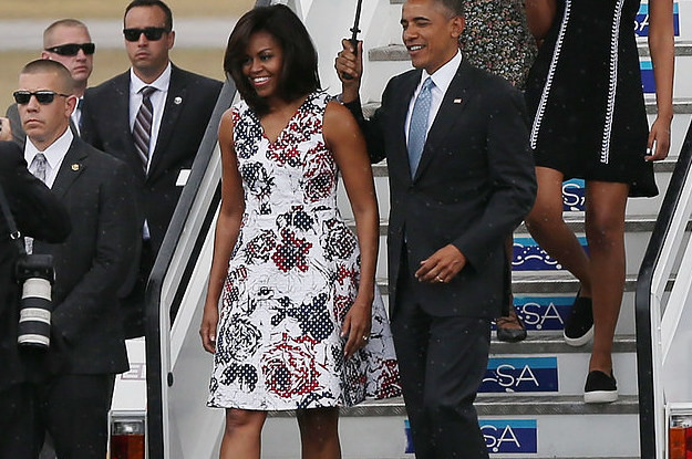 Vào năm 2016 khi có chuyến công du đến Cuba, cựu phu nhân Mỹ từng khoác trên mình thiết kế váy chữ A họa tiết hoa trang nhã, nữ tính đến từ thương hiệu Carolina Herrera 