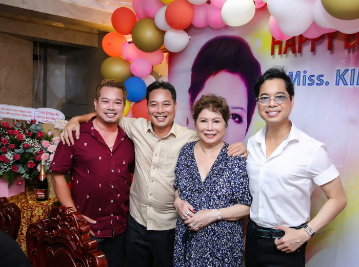 Anh em Ngọc Sơn quây quần bên mẹ trong ngày sinh nhật tuổi 77