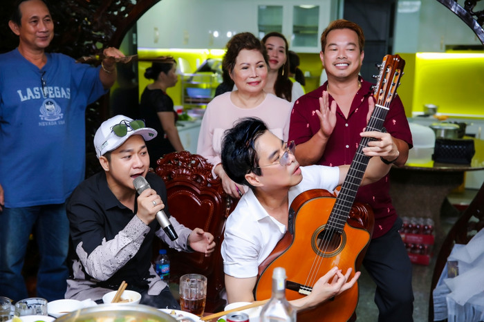 Ban đầu mẹ của anh ngại tổ chức sinh nhật nhưng Ngọc Sơn và các anh em trong nhà vẫn tròn chữ Hiếu