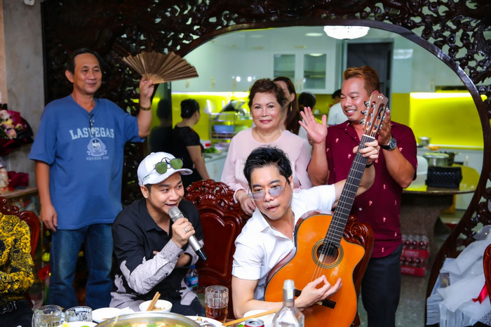 Mẹ Ngọc Sơn còn cho biết mỗi lần “Mở tivi hay đọc báo thấy con trai được khen tôi mừng lắm”