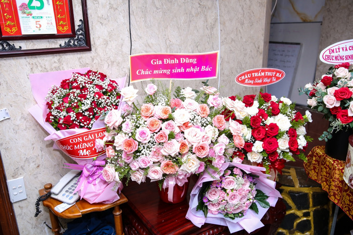 Các con trai và khách mời đều mang đến những bó hoa tươi thắm dành tặng bà Kim Loan để chúc bà sức khỏe, trường thọ, luôn vui vầy bên con cháu