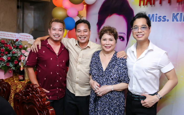 Danh ca Ngọc Sơn tổ chức sinh nhật đặc biệt mừng tuổi 77 của mẹ tại nhà Ảnh 2