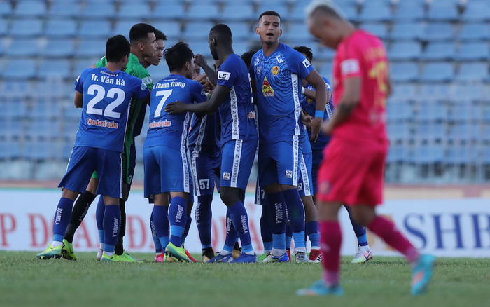 Chủ tịch CLB Quảng Nam: Mỗi tháng trả 2,5 tỷ tiền lương, V.League phải đá sớm hoặc dừng! Ảnh 2