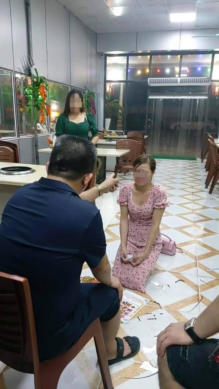 Người đàn ông chửi bới cô gái quỳ dưới đất trước mặt rất nhiều người
