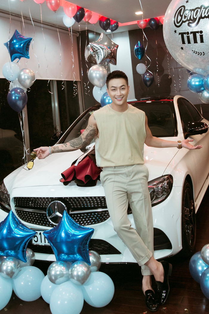 Được biết, chiếc xế hộp TiTi vừa tậu là C300 AMG thuộc thương hiệu Mercedes-Benz. 