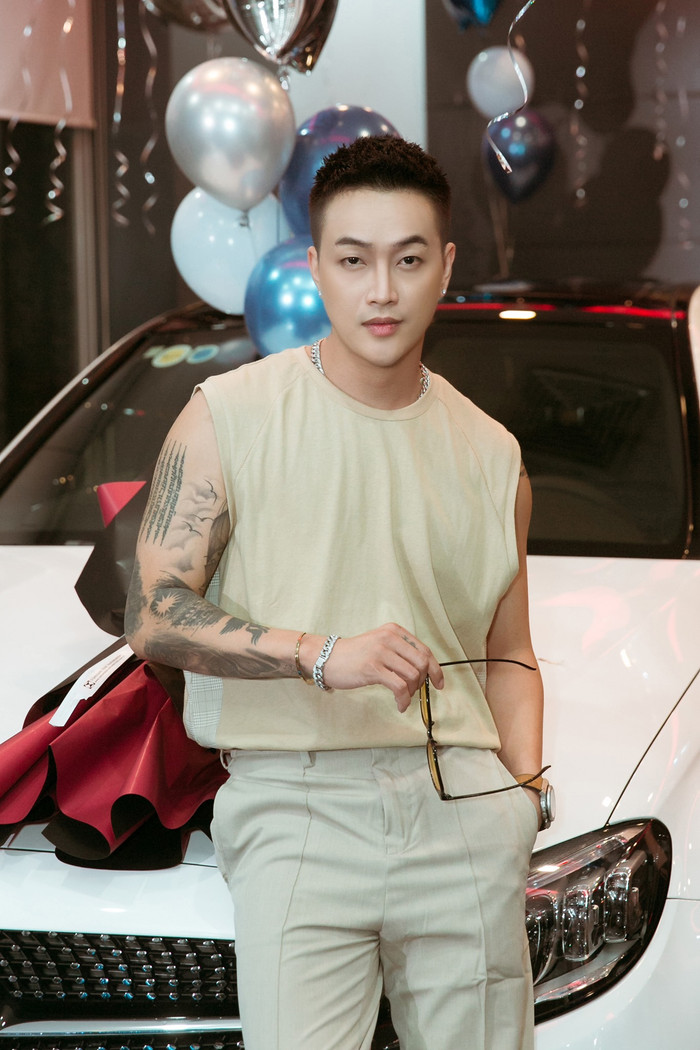 Mặc kệ ồn ào tình ái với Nhật Kim Anh, TiTi 'đập hộp' xe sang giá gần 2 tỷ đồng Ảnh 4
