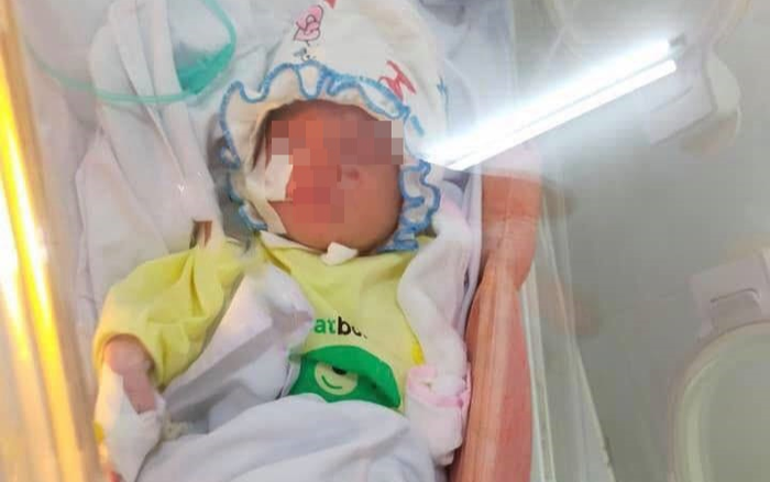 Thông tin mới nhất về tình trạng bé trai sơ sinh 2,2kg bị bỏ rơi trong khe tường chật hẹp giữa 2 ngôi nhà Ảnh 2