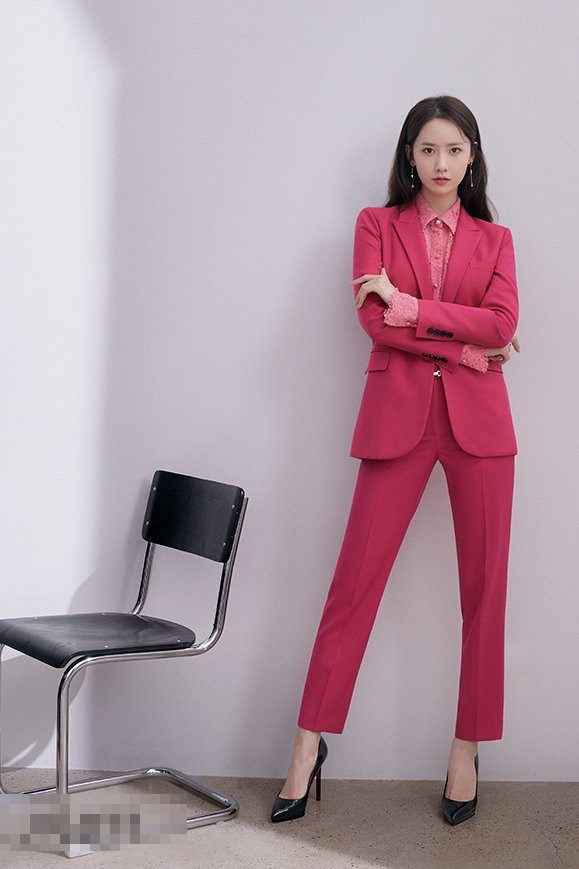 Trang phục suit hồng được cô nàng mix cùng áo sơ mi chất liệu ren rủng