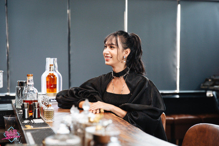 Cô nàng thừa nhận từng cởi trần ngủ chung với bạn bè khi còn là nam.