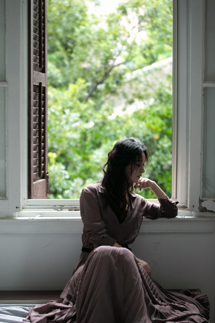 Triệu Lệ Dĩnh nhận 'cơn mưa' lời khen vì loạt ảnh tạp chí trắng đen mang sức hút và câu chuyện riêng Ảnh 12