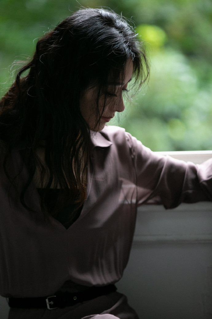 Triệu Lệ Dĩnh nhận 'cơn mưa' lời khen vì loạt ảnh tạp chí trắng đen mang sức hút và câu chuyện riêng Ảnh 13