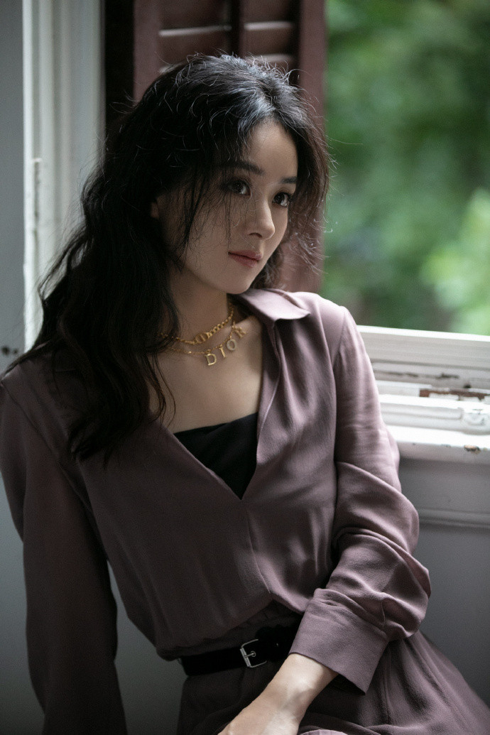 Triệu Lệ Dĩnh nhận 'cơn mưa' lời khen vì loạt ảnh tạp chí trắng đen mang sức hút và câu chuyện riêng Ảnh 14