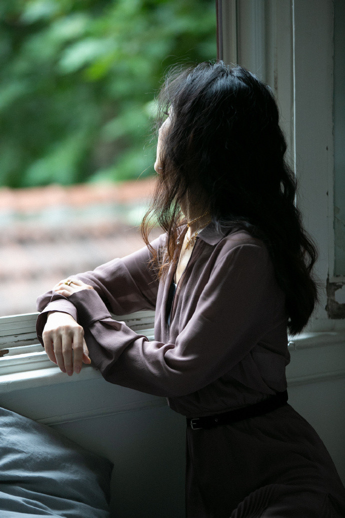 Triệu Lệ Dĩnh nhận 'cơn mưa' lời khen vì loạt ảnh tạp chí trắng đen mang sức hút và câu chuyện riêng Ảnh 15