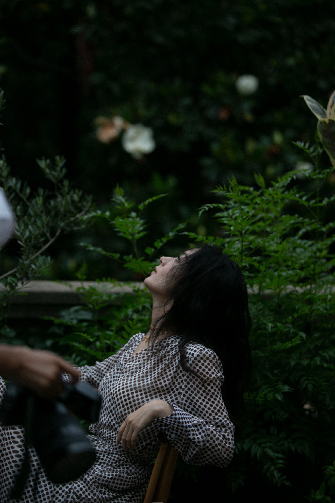 Triệu Lệ Dĩnh nhận 'cơn mưa' lời khen vì loạt ảnh tạp chí trắng đen mang sức hút và câu chuyện riêng Ảnh 17