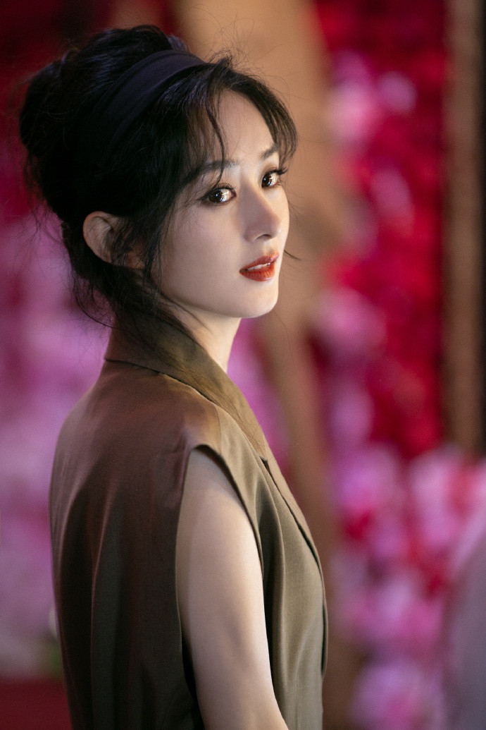 Triệu Lệ Dĩnh nhận 'cơn mưa' lời khen vì loạt ảnh tạp chí trắng đen mang sức hút và câu chuyện riêng Ảnh 18